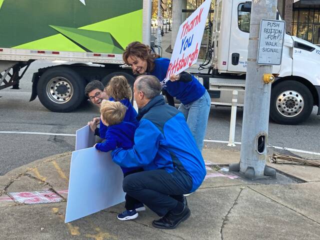 9019563_web1_ptr-OConnorSigns2-110625