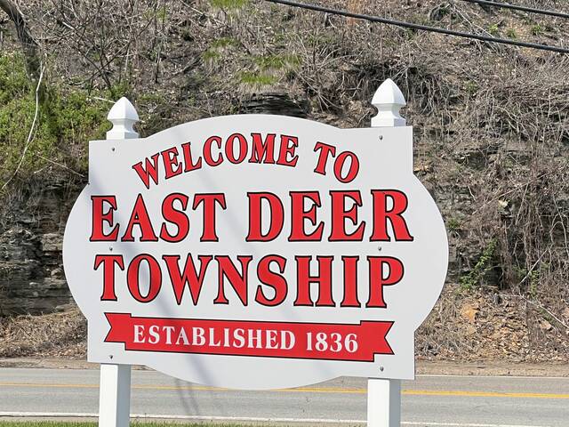 9021298_web1_web-east-deer-sign-042225