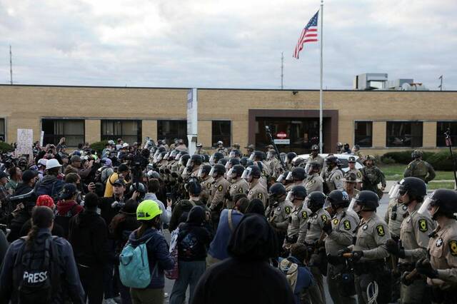 9023192_web1_2025-11-06T010621Z_2_LYNXMPELA501M_RTROPTP_3_USA-TRUMP-MIGRATION-DETENTION