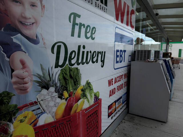 9025642_web1_2025-11-06T210118Z_1_LYNXMPELA51AG_RTROPTP_4_USA-SHUTDOWN-TRUMP-SNAP