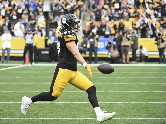 9025661_web1_ptr-SteelersColts32-110325