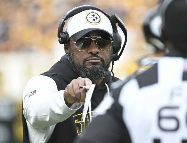 9025661_web1_ptr-steelerscolts33-110325