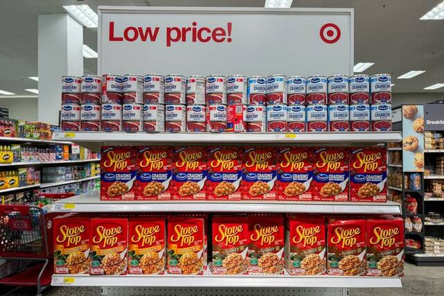 9030887_web1_2025-11-08T161253Z_1_LYNXMPELA708T_RTROPTP_3_USA-RETAILERS-THANKSGIVING