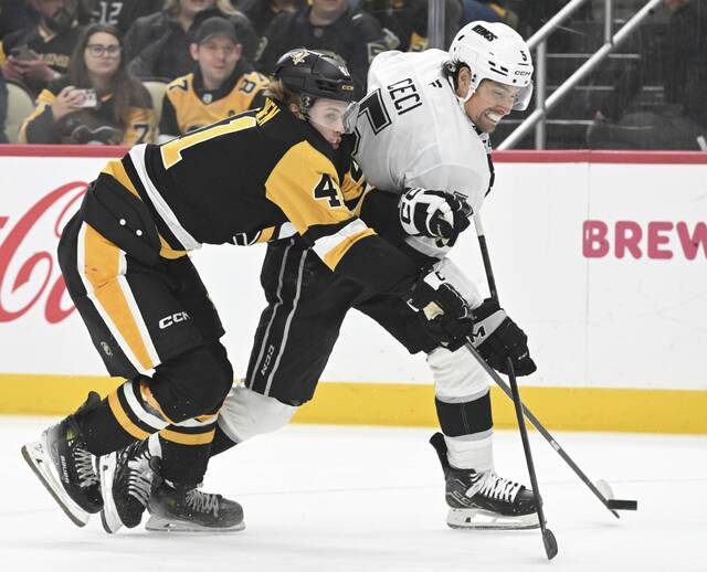 9032592_web1_ptr-PensKings02-111025