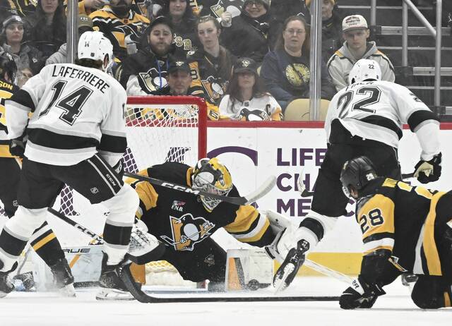 9032592_web1_ptr-PensKings03-111025