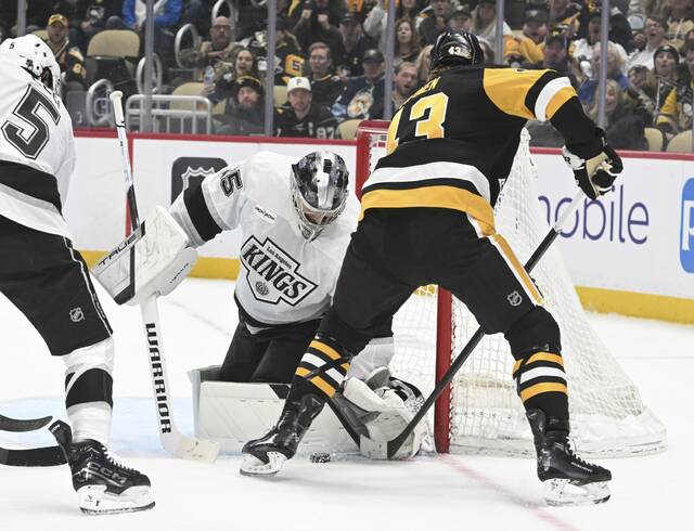 9032592_web1_ptr-PensKings05-111025