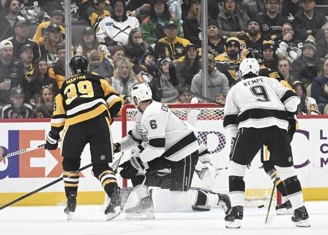 9032592_web1_ptr-PensKings08-111025