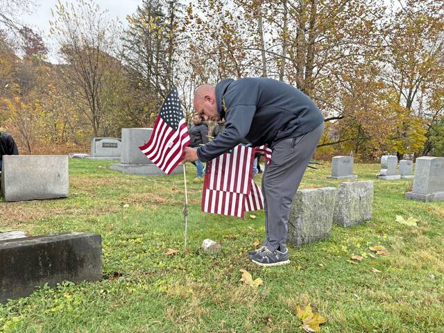 9032821_web1_vnd-cemeterycleanup4-101025