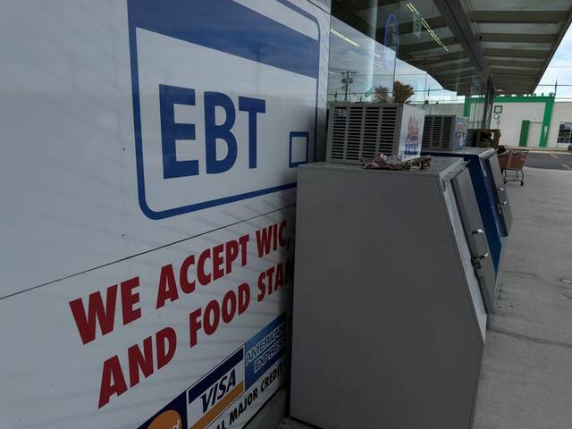 9034876_web1_2025-11-10T110911Z_2_LYNXMPELA90CK_RTROPTP_3_USA-TRUMP-SNAP-LAWSUIT