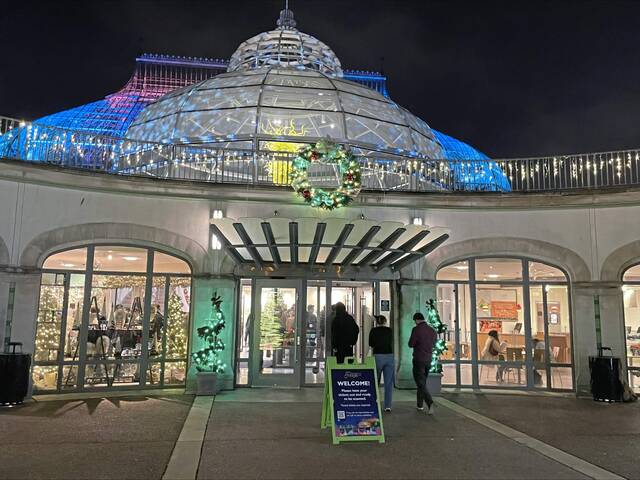 9035061_web1_PTR-People-visiting-Phipps-Botanical-Gardens-Pittsburgh-2024