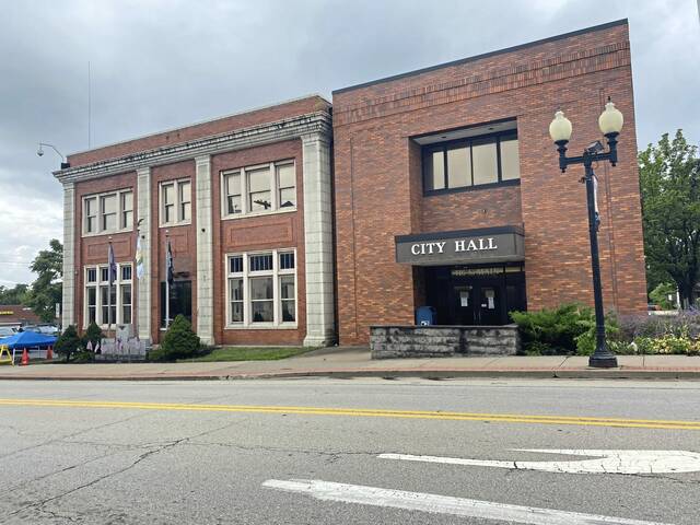 9036222_web1_gtr-trolleysign