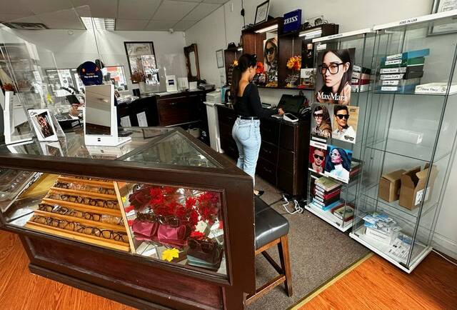 9038523_web1_2025-11-12T115719Z_4_LYNXMPELAB0JJ_RTROPTP_3_USA-RETAILERS-SHOPPING-HISPANIC