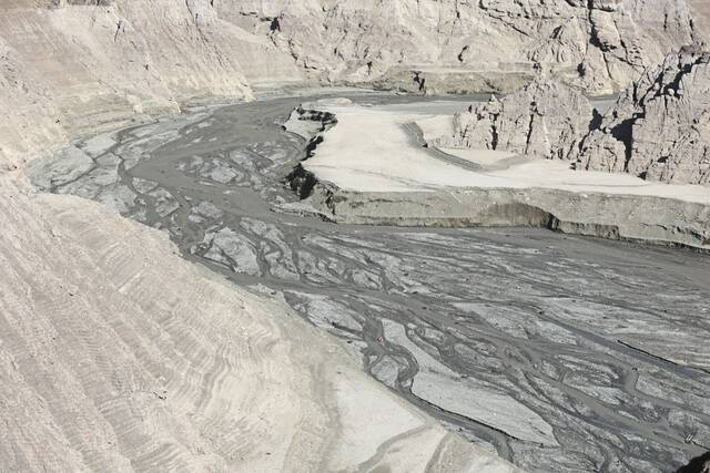 9038654_web1_2025-11-12T132508Z_2_LYNXMPELAB0PT_RTROPTP_4_IRAN-DROUGHT