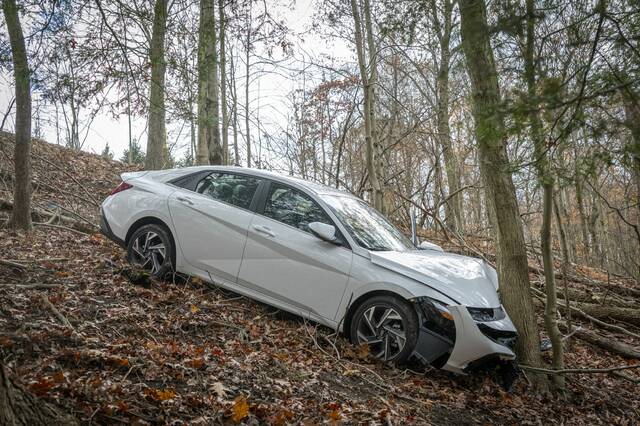 9039809_web1_vnd-CarAccident1