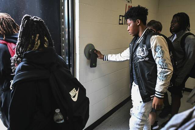 9039970_web1_gtr-CellphoneFolo002-100124