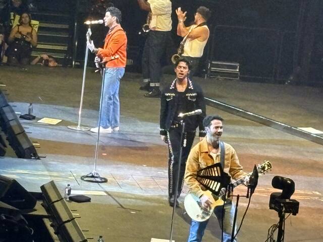 9042081_web1_ptr-jonasbrothersreview1