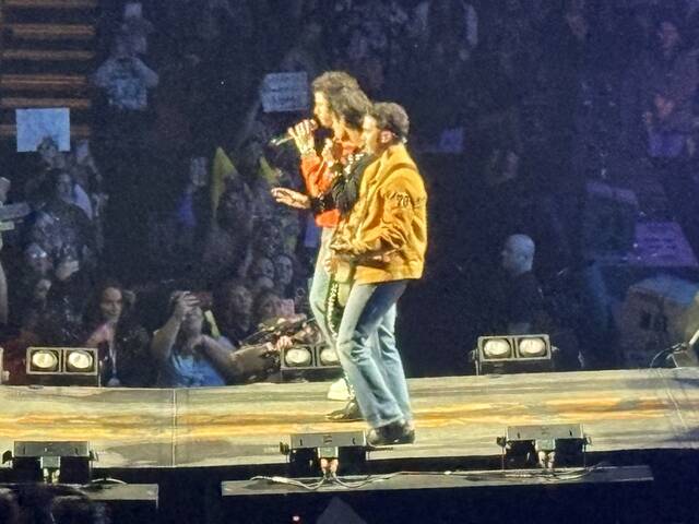 9042081_web1_ptr-jonasbrothersreview3