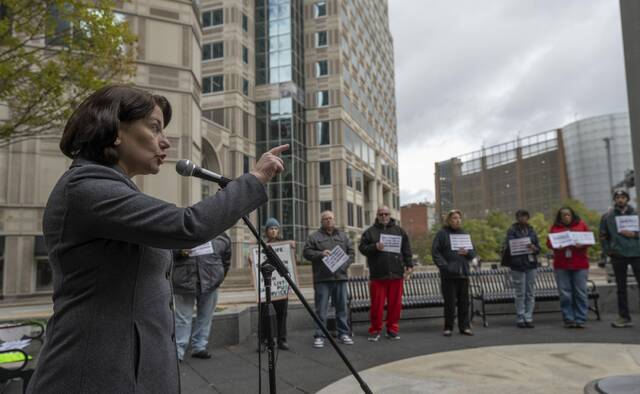 9042849_web1_ptr-FederalRally100-102525