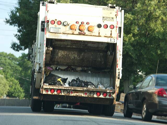 9043493_web1_garbage_truck_metro