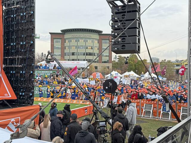 9046396_web1_ptr-gamedayscene1