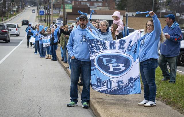 9046600_web1_vnd-BurrellSendoff3