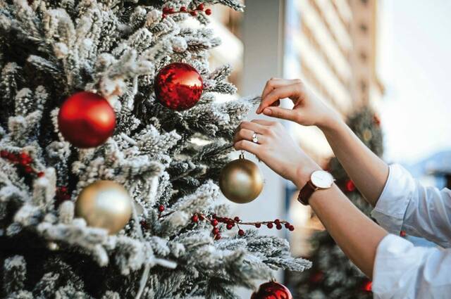 9047451_web1_Christmas-tree-decorate