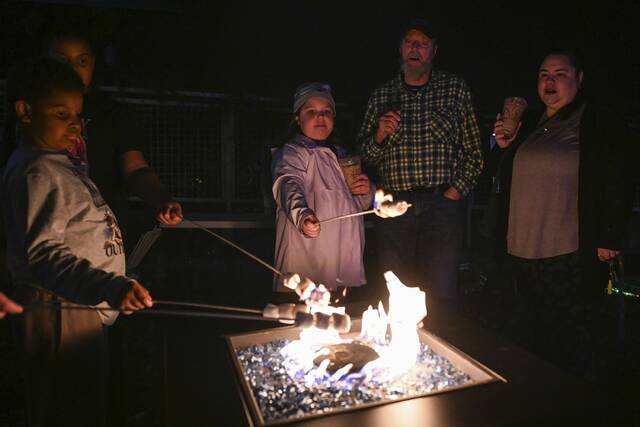 9047495_web1_gtr-winterlights001-111525