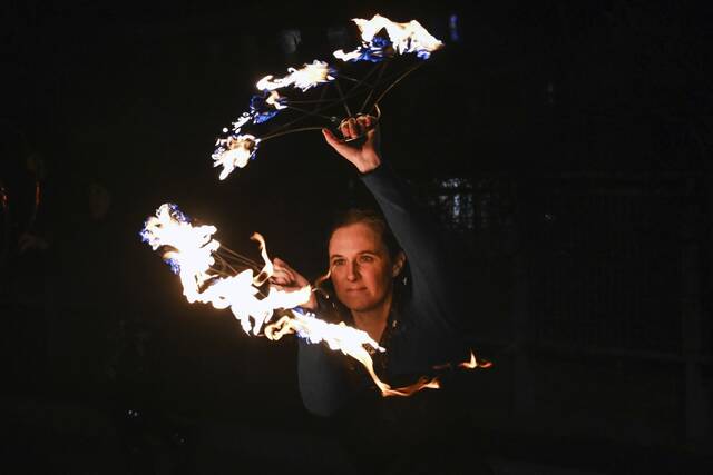 9047495_web1_gtr-winterlights006-111525