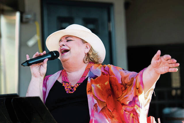 9053137_web1_gtr-lo-irwinmusic4-081922