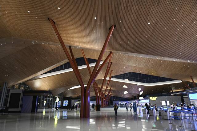 Pittsburgh airport's new $1.7B terminal opens to travelers