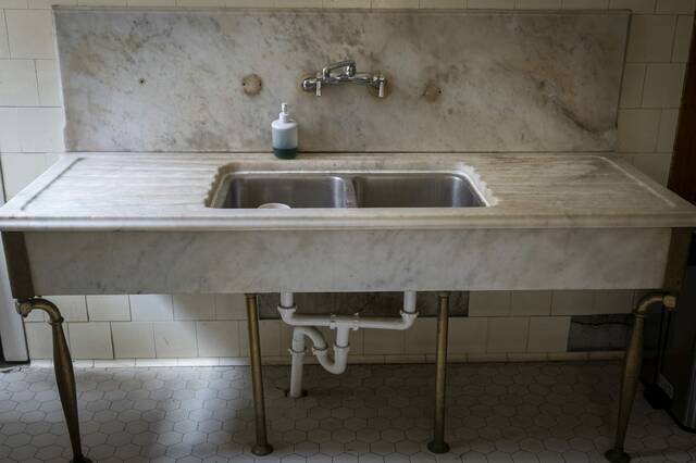 9056337_web1_her-sauer12-112025