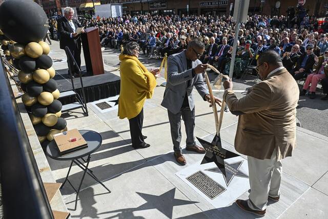 9059632_web1_ptr-WalkFameReveal009-102125