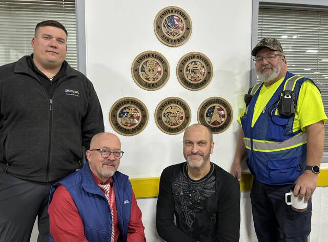 9059936_web1_naj-USPSfourveterans-121125