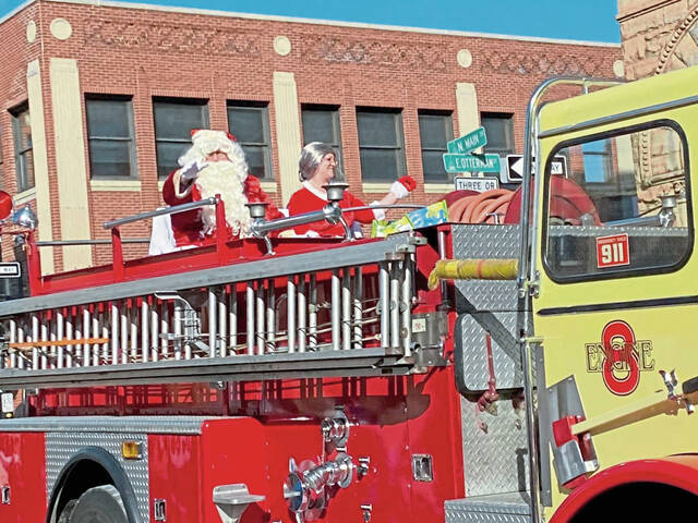 9060639_web1_gtr-gbgholidayparade6