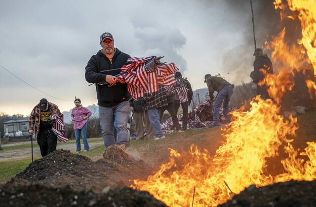9060932_web1_gtr-lo-FlagBurnCeremony10
