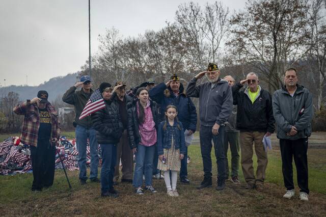 9060932_web1_gtr-lo-FlagBurnCeremony4