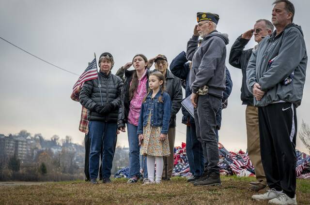 9060932_web1_gtr-lo-FlagBurnCeremony5