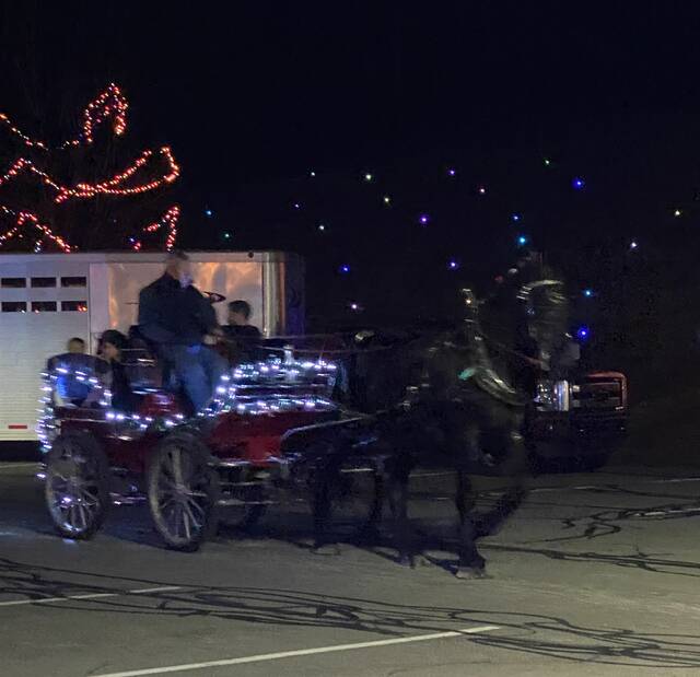 9063716_web1_pcj-HolidayCarriageRide-121125