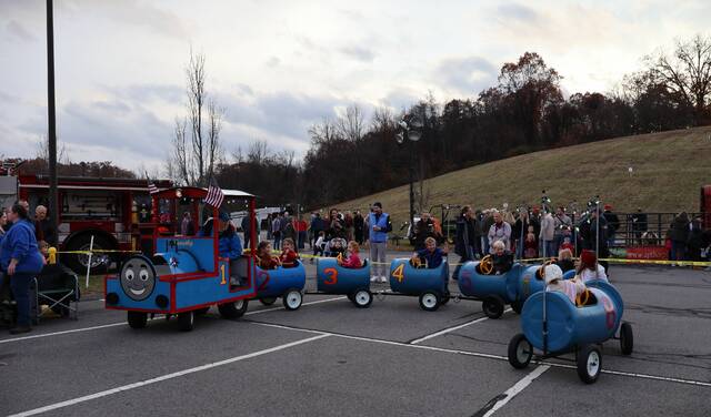 9063716_web1_pcj-HolidayKiddieTrain-121125