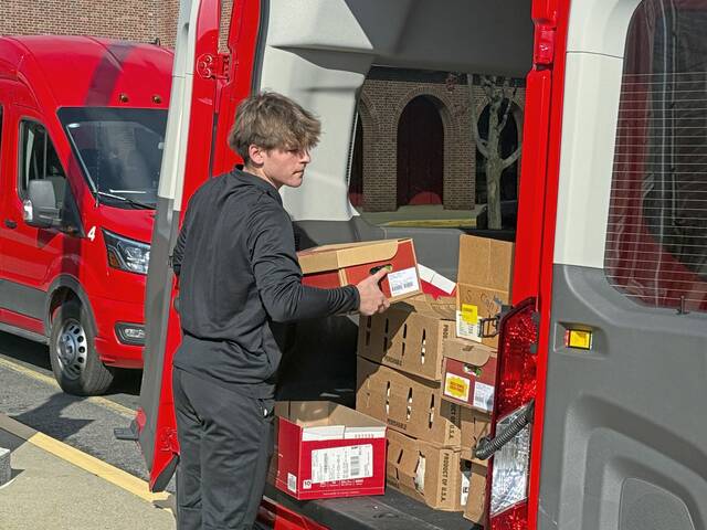 9063725_web1_sew-FoodDrive3-112725