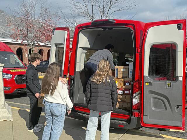 9063725_web1_sew-FoodDrive4-112725