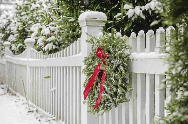 9064450_web1_Christmas-wreath-fence
