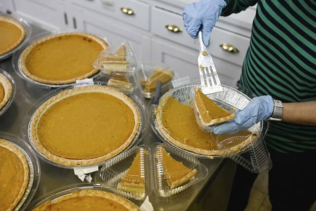 9066990_web1_gtr-OtterbeinDinner002-112625