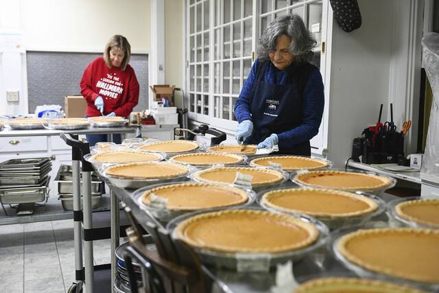 9066990_web1_gtr-OtterbeinDinner003-112625