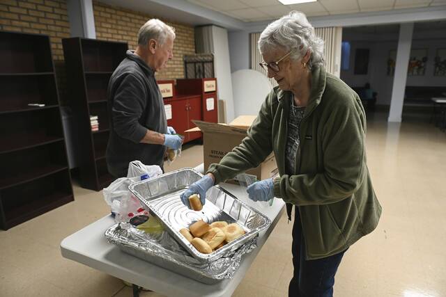 9066990_web1_gtr-OtterbeinDinner004-112625