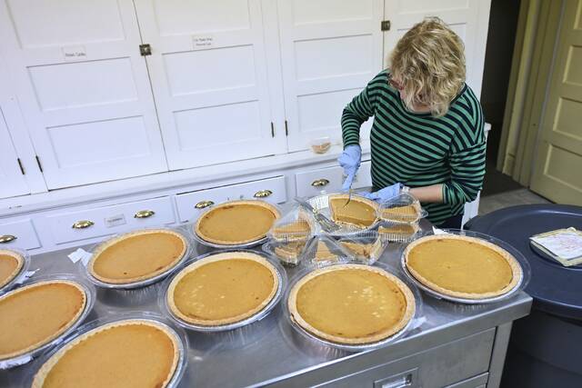 9066990_web1_gtr-OtterbeinDinner005-112625