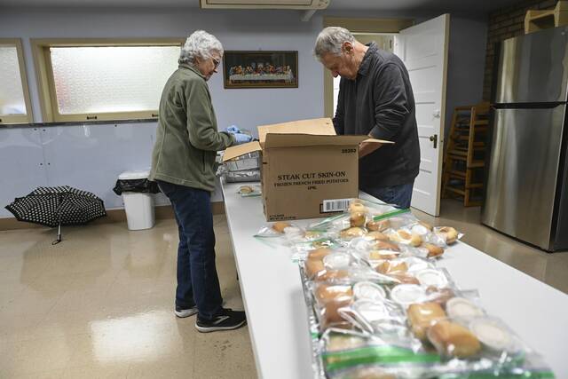 9066990_web1_gtr-OtterbeinDinner007-112625-1