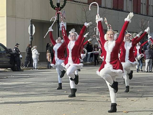 9069906_web1_vnd-TarBrackXmasParade01