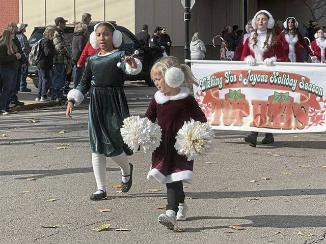 9069906_web1_vnd-TarBrackXmasParade02
