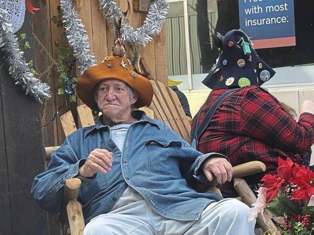 9069906_web1_vnd-TarBrackXmasParade03